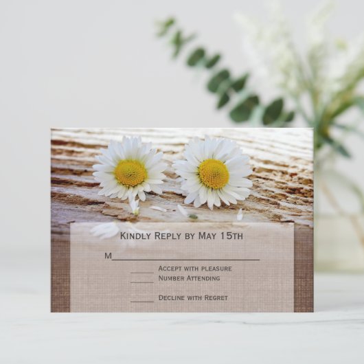 Rustic Daisies Burlap Print Wedding RSVP Karten (Stehend Vorderseite)