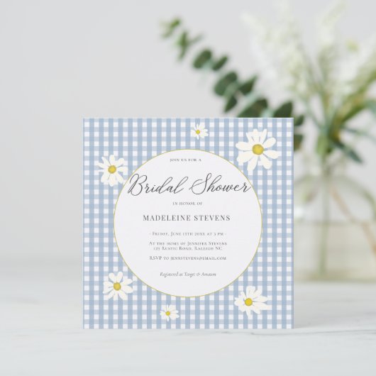 Rustic Daisies Dusty Blue Gingham Brautparty Einladung (Stehend Vorderseite)