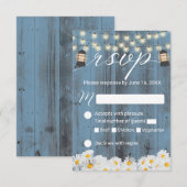 Rustic Daisies & Lantern Dusty Blue Wedding RSVP Karte (Vorne/Hinten)