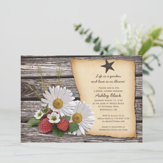 Rustic Daisy Strawberry Bridal Dusche Einladung (Stehend Vorderseite)