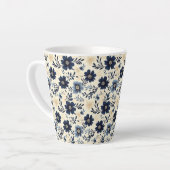 Rustic Dark Blue Beige Flower Folk Art Print Milchtasse (Linke Ecke)
