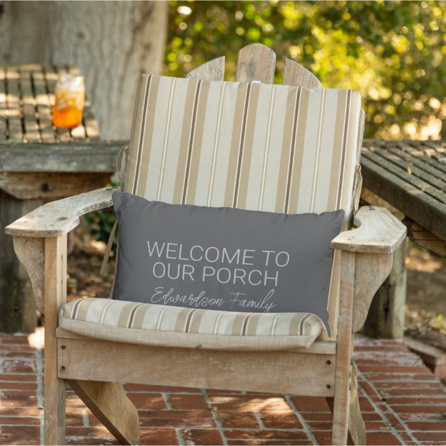 Rustic dark gray welcome porch family name kissen für draußen (Stuhl )