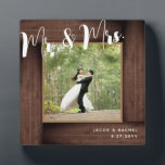 Rustic Dark Wood Mr. & Mrs. Wedding Foto Frame Fotoplatte<br><div class="desc">Dieses Design zeichnet sich durch einen rustikalen Holzrahmen aus Imitat aus. Klicken Sie auf die Schaltfläche Anpassen, um den Text flexibler zu gestalten. Variationen dieses Designs, verschiedene Papiertypen sowie koordinierende Produkte sind in unserem Shop unter zazzle.com/store/doodlelulu erhältlich. Kontaktieren Sie uns, wenn Sie dieses Design für ein bestimmtes Produkt verwenden möchten,...</div>
