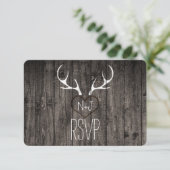 Rustic Deer Antlers & Carved Heart Wedding RSVP Einladung (Stehend Vorderseite)