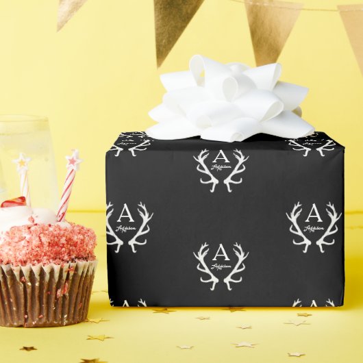 Rustic Deer Antlers Monogram Custom Color Geschenkpapier (Geburtstagsparty)