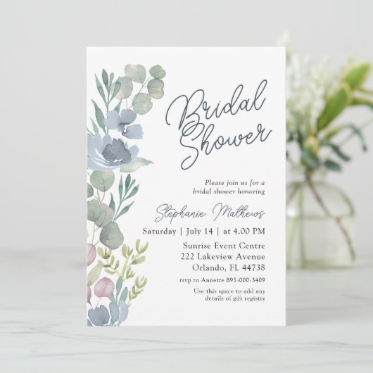 Rustic Dusty Blue Floral Bridal Shower Invitation Einladung (Stehend Vorderseite)