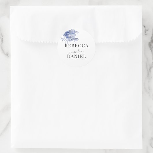 rustic dusty blue roses and other flowers runder aufkleber (Tasche)