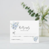 rustic dusty blue watercolor flowers & leaves RSVP karte (Stehend Vorderseite)