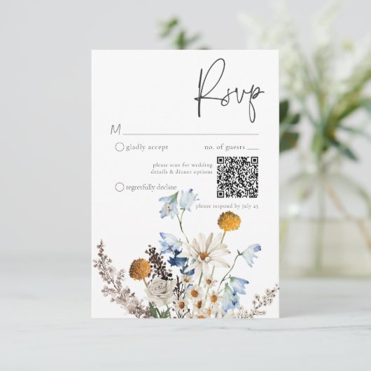 Rustic Dusty Blue Wildblumen & Daisies QR Code RSVP Karte (Stehend Vorderseite)