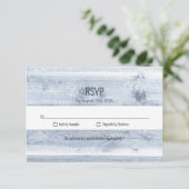 Rustic Dusty Blue Wood Wedding RSVP Karte (Stehend Vorderseite)