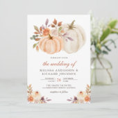 Rustic Earthy Dusty Peach Floral Pumpkin Wedding Einladung (Stehend Vorderseite)