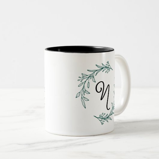 Rustic Evergreen Personalized Name Initial Wreath Zweifarbige Tasse (VorderseiteRechts)