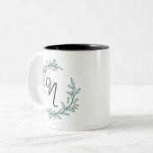 Rustic Evergreen Personalized Name Initial Wreath Zweifarbige Tasse (Vorderseite Links)