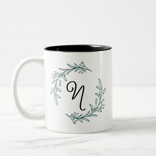Rustic Evergreen Personalized Name Initial Wreath Zweifarbige Tasse (Links)