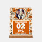 Rustic Fall Blume Foto Hochzeit Tischnummer Acrylschild (Vorderseite)