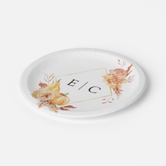 Rustic Fall Gold Floral Pumpkin Wedding Monogram Pappteller (Schrägansicht)