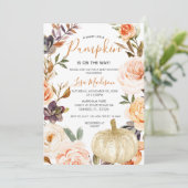 Rustic Fall Pumpkin ist auf dem Weg Baby Dusche Einladung (Stehend Vorderseite)