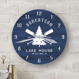 Rustic Family Lake House Fir Tree Navy Blue Wood Runde Wanduhr