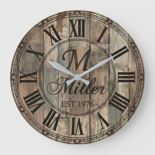 Rustic Family Monogram Wall Clock | Wood-Look  Große Wanduhr (Vorderseite)