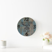 Rustic Farmhouse Country Wooden Distressed Custom Runde Wanduhr (Zuhause)
