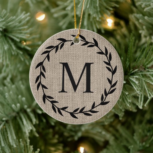Rustic Farmhouse Style Burlap Holiday Monogrammed Keramik Ornament (Baum)