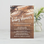 Rustic Feathers Baby Dusche Einladung (Stehend Vorderseite)