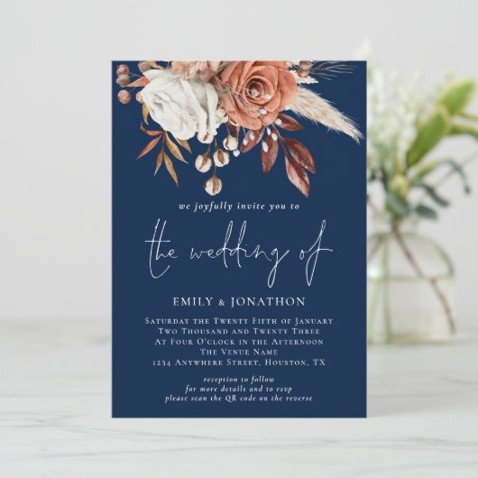 Rustic Florals QR Code Navy Blue Wedding Einladung (Stehend Vorderseite)