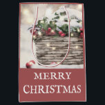 Rustic Frohe Christmas Holly Berry Basket Mittlere Geschenktüte<br><div class="desc">Rustikale Weihnachts Weihnachts Weihnachtsbeere Korb Urlaub Geschenk Tasche mit einer schönen rustikalen Typografie aus dem 17. Jahrhundert. Rustikale,  ruhige und gemütliche Urlaubsszene.</div>