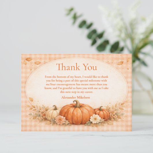 Rustic Gingham Pumpkin Fall Graduation Dankeskarte (Stehend Vorderseite)