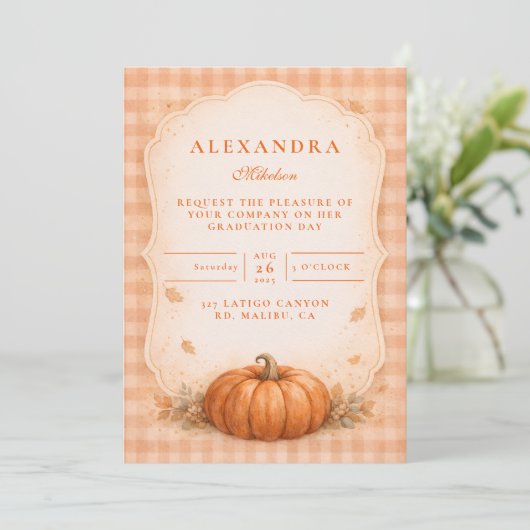 Rustic Gingham Pumpkin Fall Graduation Einladung (Stehend Vorderseite)
