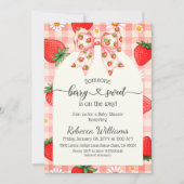 Rustic Gingham Strawberry Berry Sweet Baby Shower Einladung (Vorderseite)