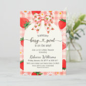 Rustic Gingham Strawberry Berry Sweet Baby Shower Einladung (Stehend Vorderseite)