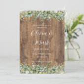 Rustic Gold Eucalyptus & White Floral Wood Wedding Einladung (Stehend Vorderseite)