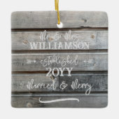 Rustic Grauer Barn Erstes Verheiratetes Foto Keramikornament (Vorderseite)