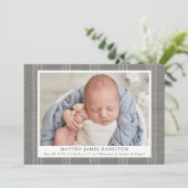 Rustic Gray Farmhouse Linen Stripes Photo Birth Ankündigung (Stehend Vorderseite)