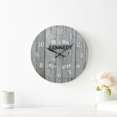 Rustic Gray Wood Wedding Anniversary Große Wanduhr (Zuhause)