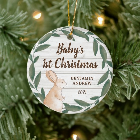 Rustic Greenery Bunny Baby's First Christmas Foto Keramik Ornament (Baum)