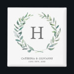 Rustic Greenery Monogram Wreath Wedding Magnet<br><div class="desc">Rustikal und elegant Hochzeitsfavoriten Magnet mit Ihrem Monogramm in einem grünen,  grün gestrichenen grünen Kranz über einem weißen Hintergrund. Ein modernes botanisches Design,  das sich perfekt für eine Hochzeit im Sommer eignet. Diese speziell auf Ihre Bedürfnisse zugeschnittenen Monogramm Magnete machen große Gastgeschenke Hochzeiten,  die Ihre Gäste gewollt haben,  behalten.</div>