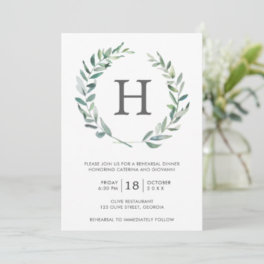 Rustic Greenery Wreath Monogram Rehearsal Dinner Einladung (Stehend Vorderseite)