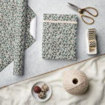 Rustic Holly Christmas Geschenkpapier<br><div class="desc">Ein Muster von grünem Heiligen über einem bräunlichen Hintergrund macht ein schönes Geschenkstück für jedes Weihnachtsgeschenk.</div>