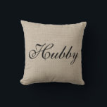 Rustic Hubby Herr Pillow Kissen<br><div class="desc">Dieses rustikale Kissen in Grabfarbe ist mit einem extravaganten Schriftzeichen geschmückt, das auf der Vorderseite "Hubby" und auf der Rückseite "Mr." sagt, was es perfekt für den süßen Tisch, das Sofa oder das Bett der Jungvermählten macht. Scroll runter, um die koordinierende Wifey / Mrs. cushion zu sehen.</div>