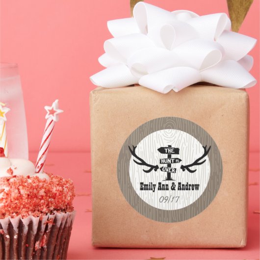 Rustic Hunt is Over Barnwood Save the Date Seal Runder Aufkleber (Party)