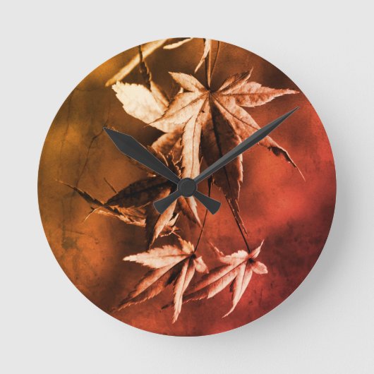 Rustic Japanese Maple Foliage Portrait Runde Wanduhr (Vorderseite)