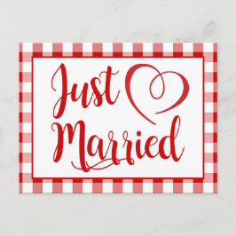 Rustic Just Married Red Gingham Karos Hochzeit Ankündigungspostkarte