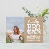 Rustic Kraft Birthday GRILLEN Foto Einladung (Stehend Vorderseite)