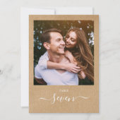 Rustic Kraft Elegante Script Foto Tischnummer (Vorderseite)