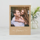Rustic Kraft Elegante Script Foto Tischnummer (Stehend Vorderseite)