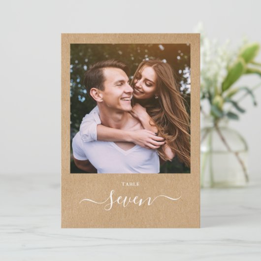 Rustic Kraft Elegante Script Foto Tischnummer (Stehend Vorderseite)
