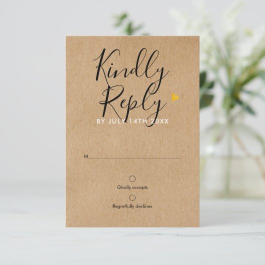 Rustic Kraft Gold Heart Chic Script Wedding RSVP Karte (Stehend Vorderseite)