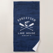 Rustic Lake House Familienname Blue Wood Strandtuch (Vorderseite)